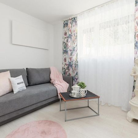 Affordable Underground Studio Near Pge Narodowy By Noclegi Renters Warsaw Ngoại thất bức ảnh